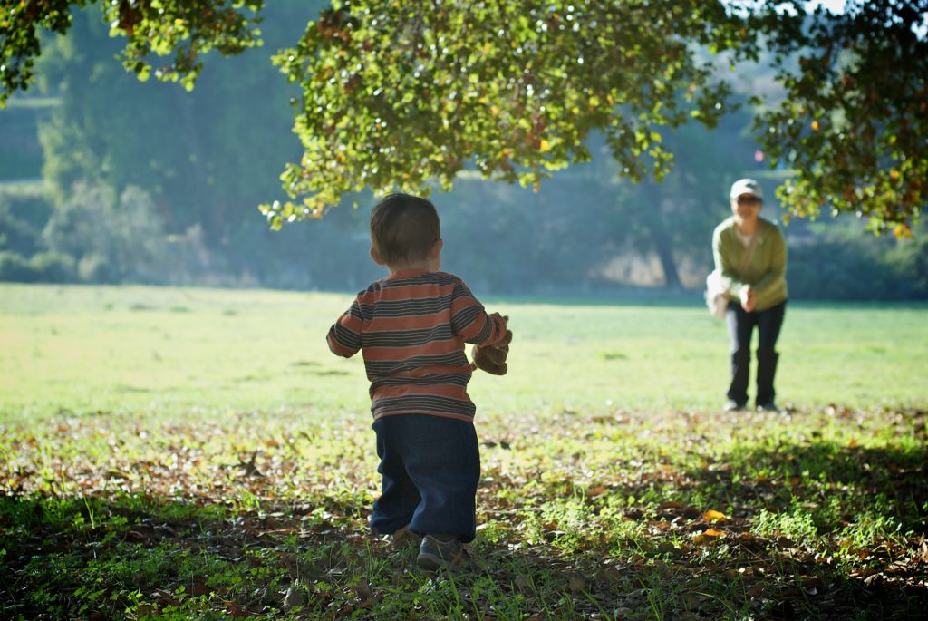 "Play with me, Mommy!" What your child is really saying | HerJournal.blog