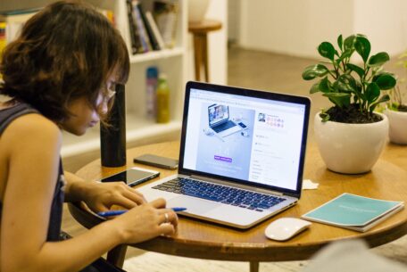 Woman looking at a laptop: working moms